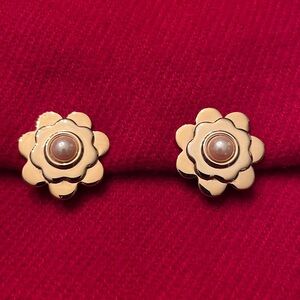 Vintage Joan Rivers Tailored Faux Pearl Flower Clip-on Earrings -Mint Condition